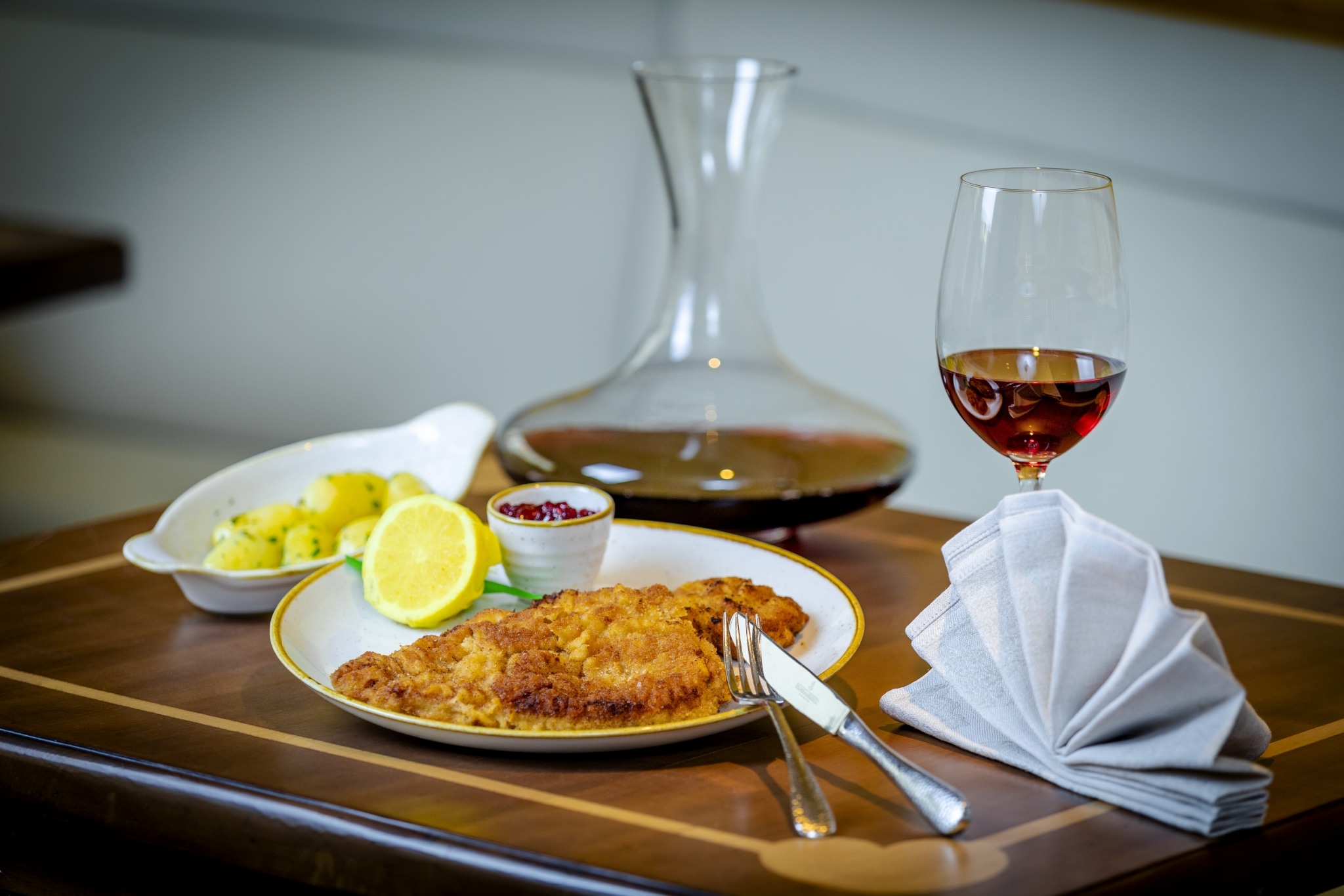 Wiener Schnitzel vom heimischen Kalb mit Petersilerdäpfel und Preiselbeeren