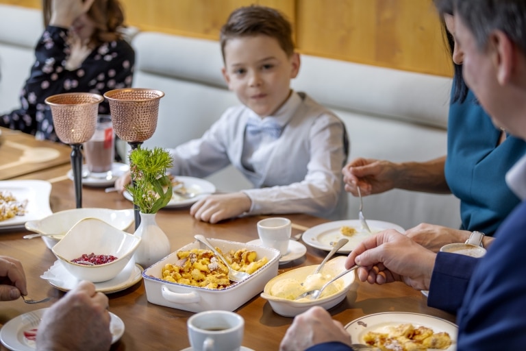 Eine Familie genießt im Restaurant "Das Landegger" in Landeck einen klassischen Kaiserschmarrn